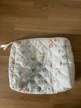 SHEIN White Quilted Floral Cosmetic Bag